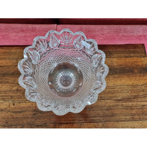 219 - A Fabulous Waterford Crystal Centre Bowl with pineapple effect cut below a central roundel.
D 25 x H... 