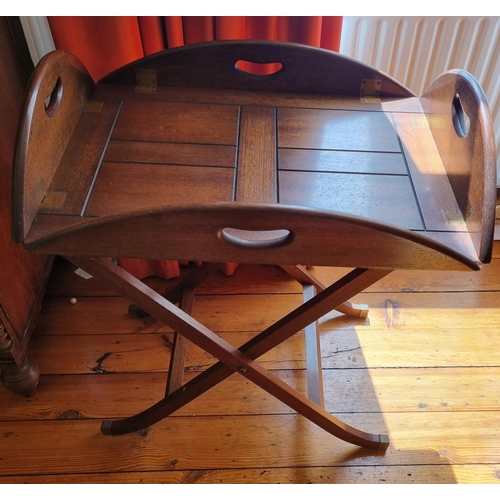 246 - A good Mahogany snap top Butlers Tray on stand.
64 x 50 x H 66 cm approx.