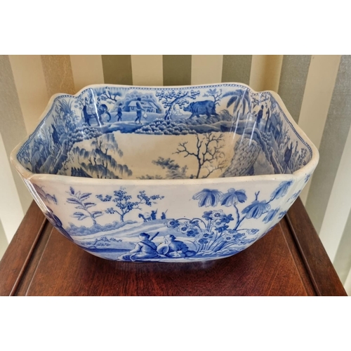 268 - A good 19th Century Spode square Centre Dish.
24 x 24 x H 11 cm approx.