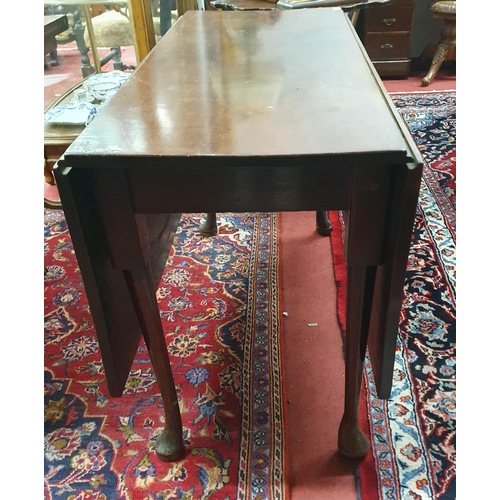 494 - A good Georgian Mahogany Dropleaf Table with carved cabriole feet. 114 x 136 x H 71 cm approx.