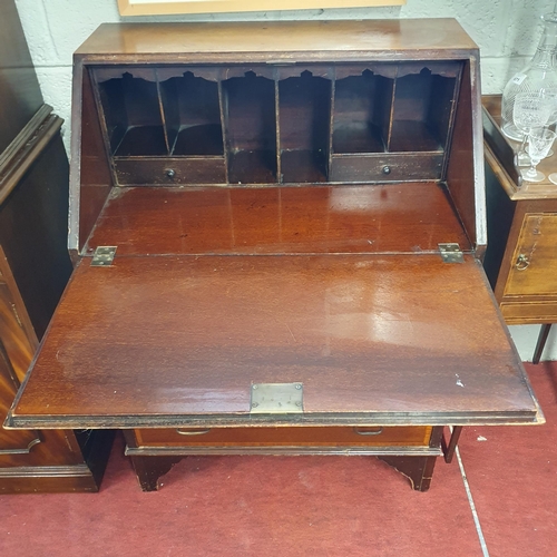 666 - An Edwardian Mahogany and inlaid Bureau of neat proportions. W 68 x D 42 x H 96 cm approx.