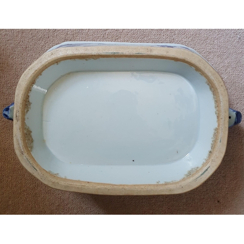 92 - A good early Oriental Serving Dish with blue ground.
31 x 19 x H 17 cm approx.