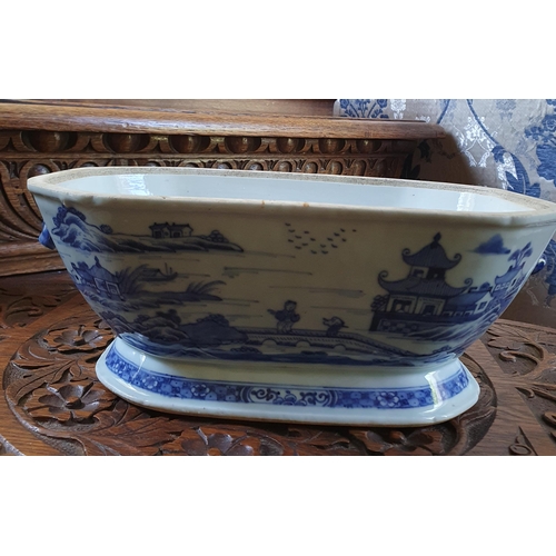 92 - A good early Oriental Serving Dish with blue ground.
31 x 19 x H 17 cm approx.