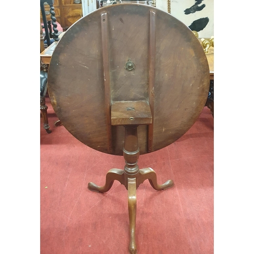 956 - A good Georgian Mahogany Supper Table on simple tripod supports. D 87 x H 72 cm approx.