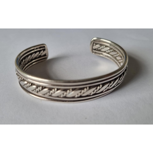 428 - A heavy Silver Bangle.