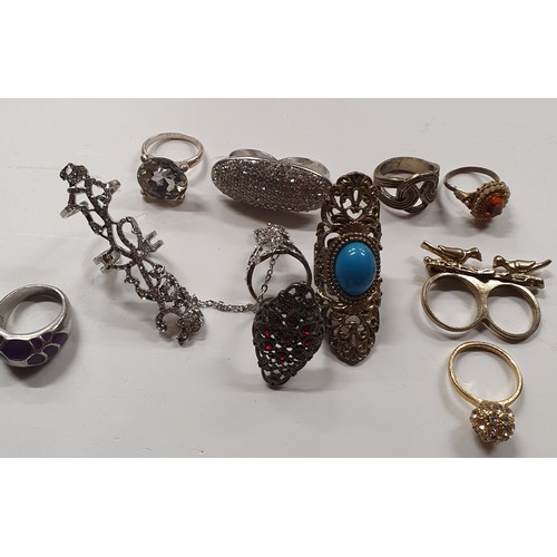 31 - A good quantity of Costume Rings and Jewellery.