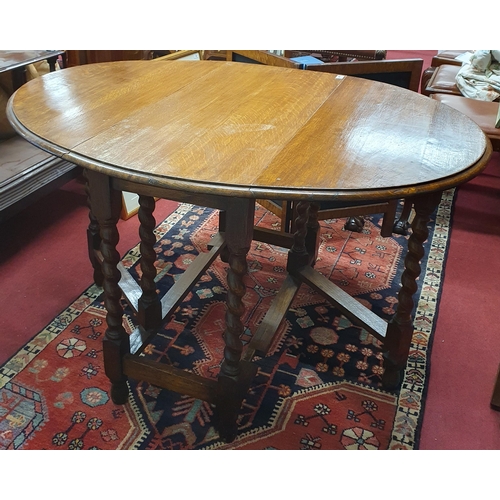 67 - An early 20th Century Oak gate leg drop leaf Table with barley twist supports. 91 x 118 x H 71 cm ap... 