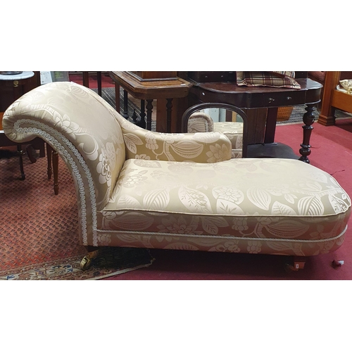 343 - A good modern Chaise Longue upholstered in gold and pink fabric.
H 82 x W 67 x L 164 cm approx.