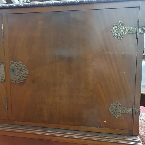 352 - A good early 20th Century Mahogany Sideboard with fully fitted interior brass mounted plates, rope e... 