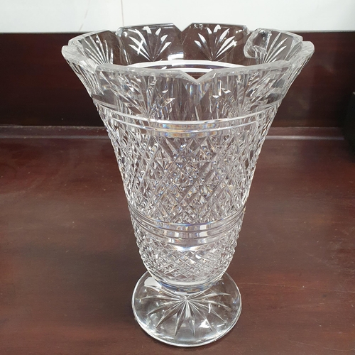 392 - A good Waterford Crystal Vase along with a Waterford Crystal Bowl.
Bowl D 20 , Vase H 20 cm approx.