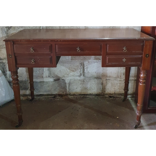 970 - A early 20th Century Kneehole Desk .