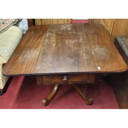 14 - A early 19th Century Pembroke Table on quatrefoil base and casters. Of really good quality.
H 70 x L... 