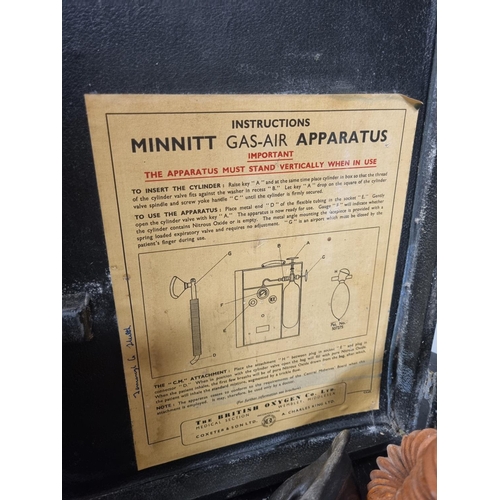 885 - A Minnitt gas-air analgesia apparatus for use by midwives, in 