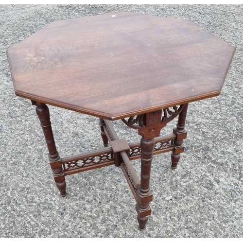 513 - An Edwardian Walnut centre Table.