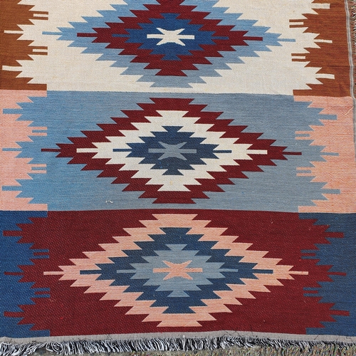 204 - 3 as new Throws , Geometric Design reversable .
L 160 x W 125 cm approx.