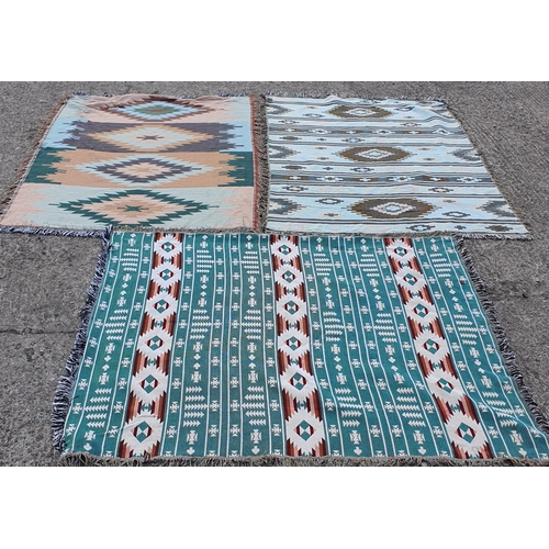 204 - 3 as new Throws , Geometric Design reversable .
L 160 x W 125 cm approx.