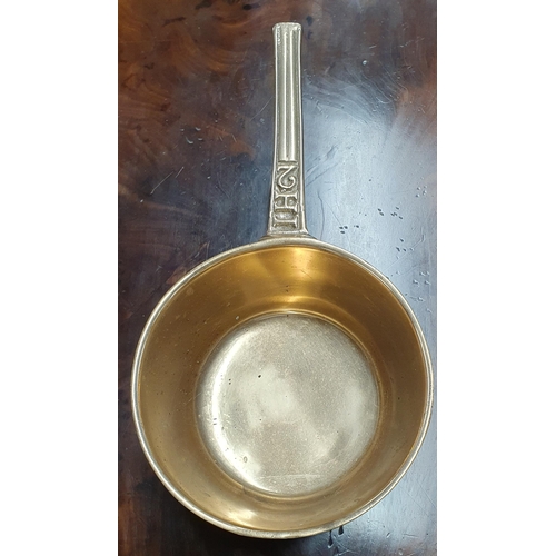 203 - A really good heavy Brass three legged saucepan. 2 HI on it.
D 19 x H 13 cm approx.