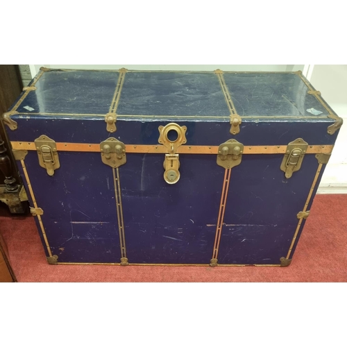 1466 - A Blue Vintage Trunk.