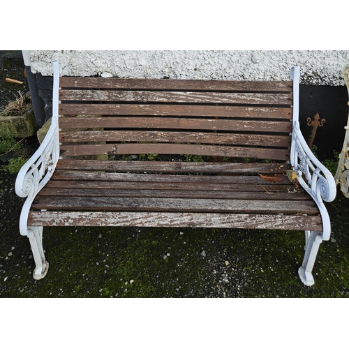 1022 - A good Timber and metal garden Bench.
H 85 x L 126 x D 60 cm approx.