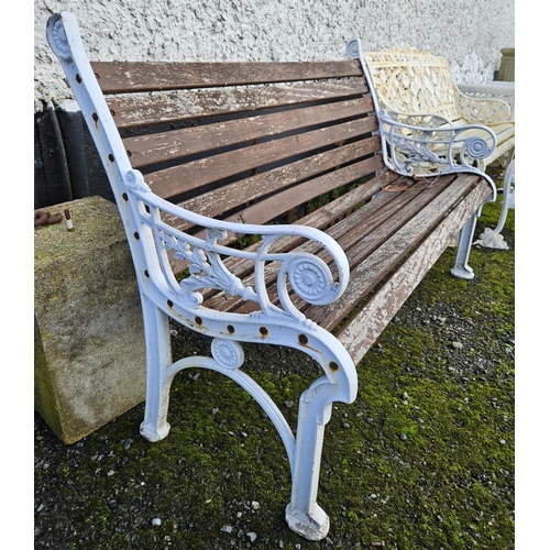 1022 - A good Timber and metal garden Bench.
H 85 x L 126 x D 60 cm approx.