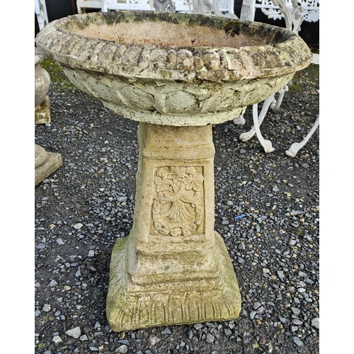 1032 - A nice Stone bird Bath.
H 54 x D 42 cm approx.