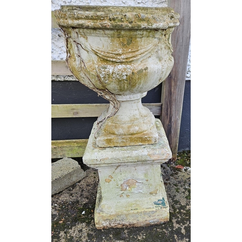 1051 - A good Stone Urn on stand.
H 87 cm approx.