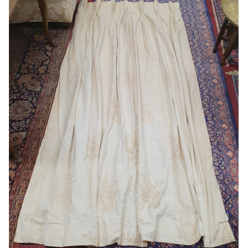 851A - A Good pair of Cream, top pleated, Lined Curtains .
L 210 x W 95 cm approx.