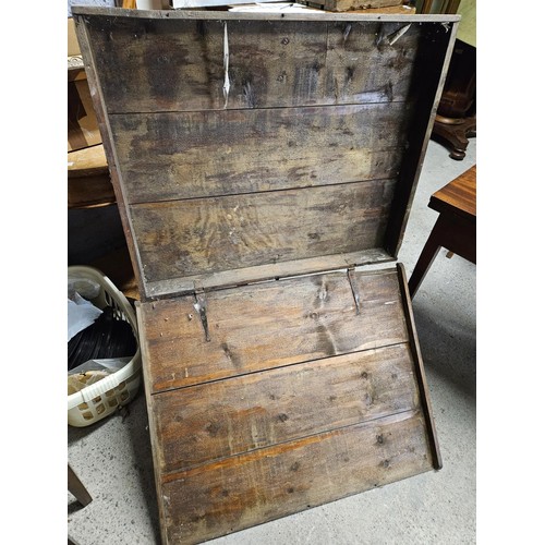 1058 - A 19th Century Artist Easel Box on bobbin supports. 91 x 71 cm approx.