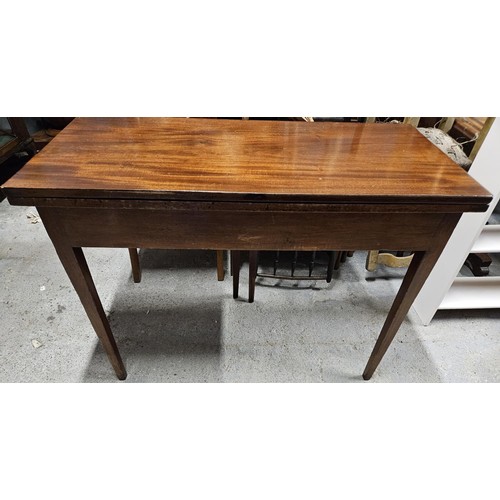 1055 - A good Georgian Mahogany fold over supper Table on square tapered supports. 104 x 100 x H 73 cm appr... 