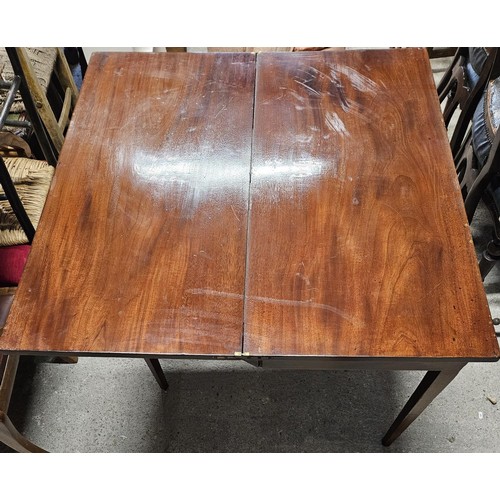 1055 - A good Georgian Mahogany fold over supper Table on square tapered supports. 104 x 100 x H 73 cm appr... 