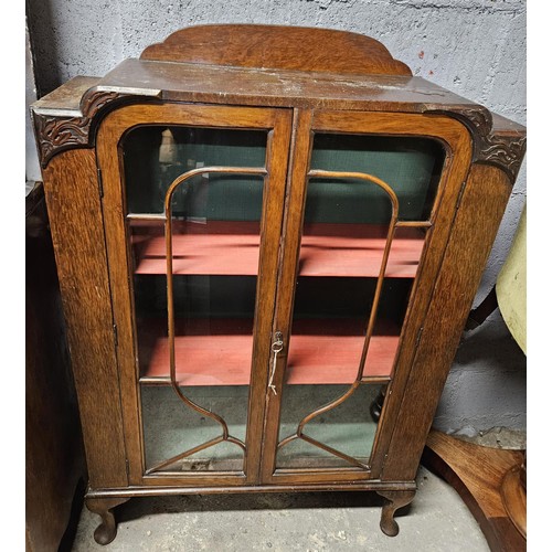 1072 - An early 20th Century Oak display Cabinet. 88 x 30 x H 129 cm approx.