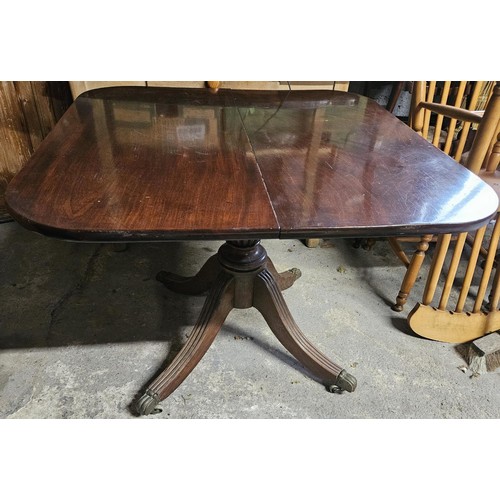 1063 - A really good early 19th Century supper Table with reeded pod. 92 x 92 x H 72 cm approx.