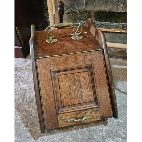 1115 - An Oak Edwardian Coal Skuttle with brass handles and shovel. H 33 x 33 x 47 cm approx.