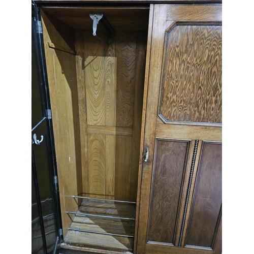 1122 - A really good early 20th Century Oak Double Wardrobe with fully fitted interior. H 197 x 140 x 57 cm... 