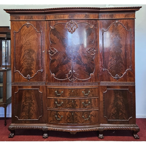 466 - A Fantastic early 20th Century Mahogany four door breakfront Wardrobe with moulded rope edge design ... 