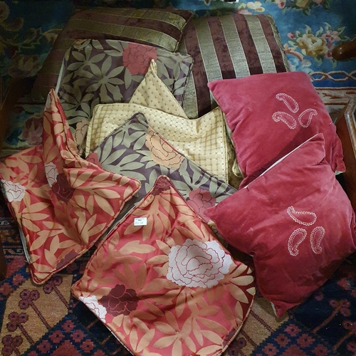 537C - A quantity of Cushion Cover Cases and cushions.