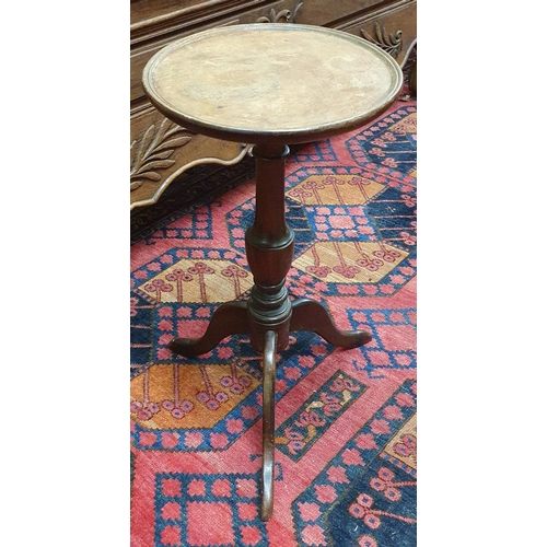 540B - A group of furniture to include a painted side table, a table lamp, a pod table and a brass table la... 