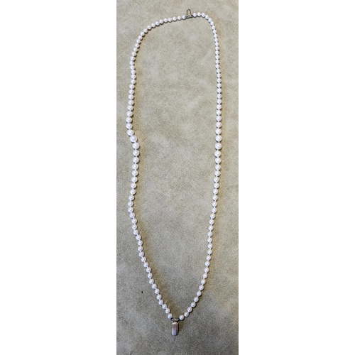 427 - A good Cultured Pearl Necklace with a 9ct Gold Pendant.