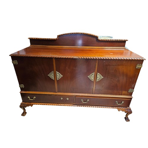 1084 - A 20th Century Mahogany three door Sideboard with Brass mounts. H 118 x 158 x 58 cm approx.