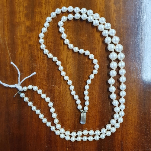 427 - A good Cultured Pearl Necklace with a 9ct Gold Pendant.