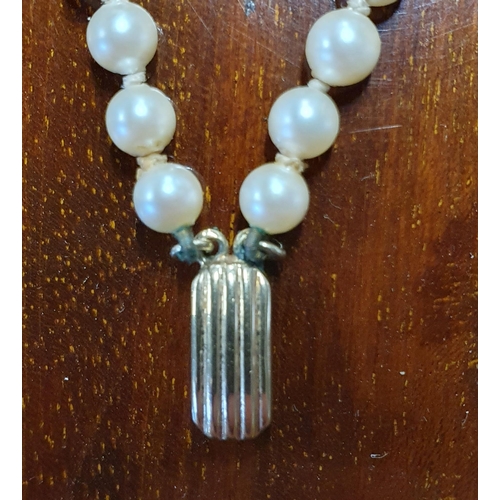 427 - A good Cultured Pearl Necklace with a 9ct Gold Pendant.