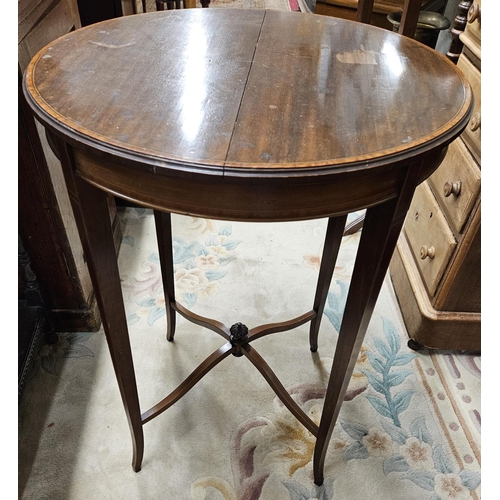 134 - An Edwardian Mahogany and Inlaid circular Centre Table on square tapered supports. D 53 x H 70 cm ap... 