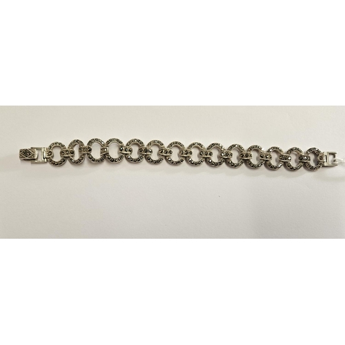 303 - A lovely Silver antique style Marcasite Bracelet.