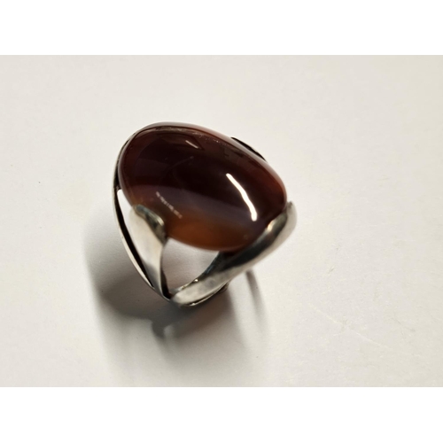 334 - A Silver and Agate Ring, size N1/2.