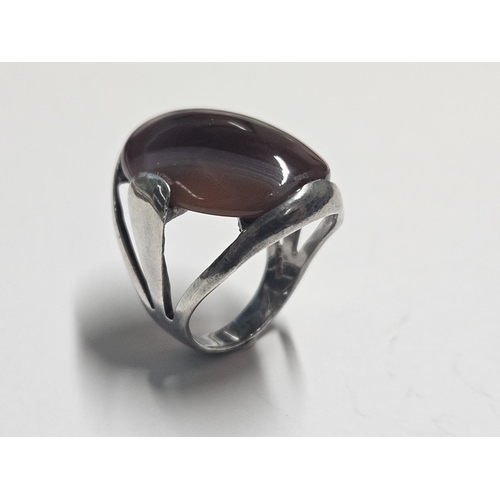 334 - A Silver and Agate Ring, size N1/2.