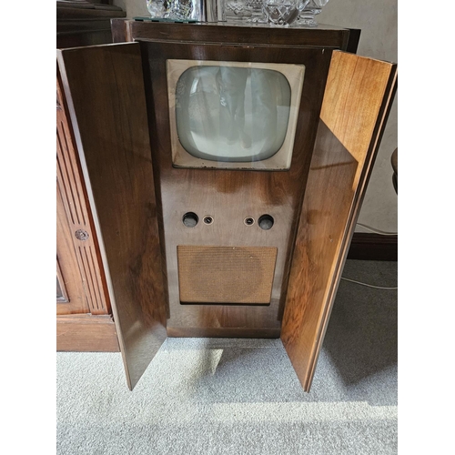 803 - A very rare Bush Television Receiver. Type TUG12A. For use with 200/250V, A.C.50 140watts. 50 x 48 x... 