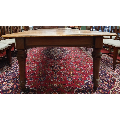 807 - A good Victorian Mahogany dining Table on turned supports with three leaves. 240 x 123 x H 72 cm app... 