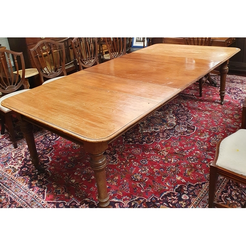 807 - A good Victorian Mahogany dining Table on turned supports with three leaves. 240 x 123 x H 72 cm app... 