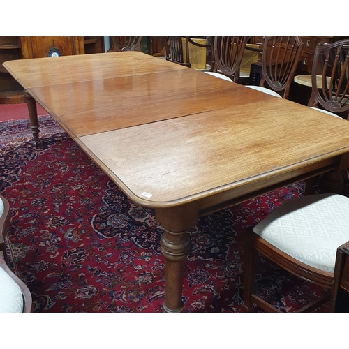 807 - A good Victorian Mahogany dining Table on turned supports with three leaves. 240 x 123 x H 72 cm app... 