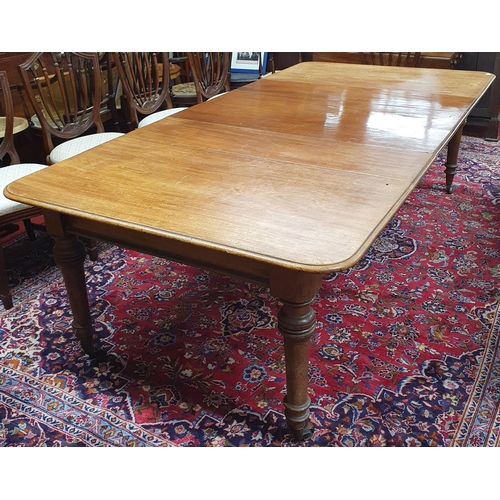 807 - A good Victorian Mahogany dining Table on turned supports with three leaves. 240 x 123 x H 72 cm app... 